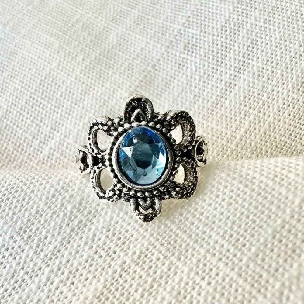 Light blue flower rhinestone ring - size 8